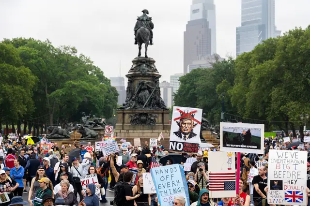 डोनाल्ड ट्रम्प यांनी लष्करी परेडचं आयोजन केल्यामुळे अमेरिकेत त्यांच्याविरोधात मोठ्या प्रमाणात निदर्शनं
