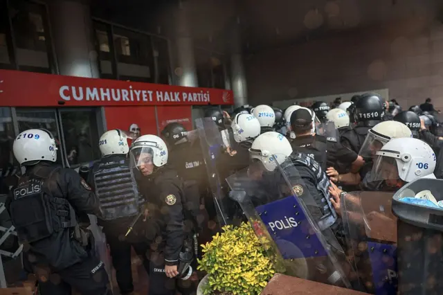 Polis CHP genel merkez binasından içeri zor kullanarak giriyor.