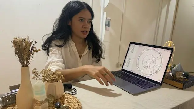 Çanti Widyadhari sudah menekuni astrologi selama hampir delapan tahun