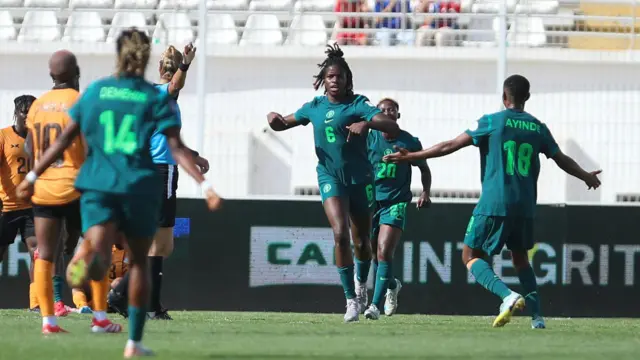 Esther Okoronkwo, agbabọọlu Naijiria ree lasiko to n yọ fun ami ayo ti Naijiria gba si àwọ́n pẹlu awọn akẹgbẹ rẹ.