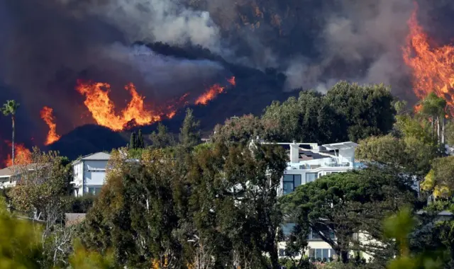 Residencias de Palisades frente a un incendio forestal