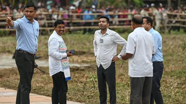 ২০২৬-র মার্চে নন্দীগ্রামে একটি নির্বাচনী সভায় সঙ্গীদের নিয়ে অভিষেক ব্যানার্জী    