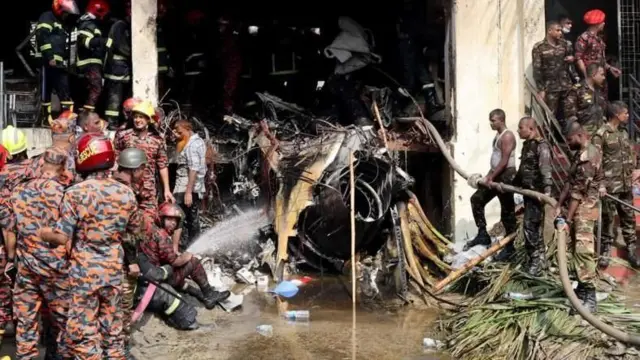 উত্তরার মাইলস্টোন স্কুল ও কলেজ ক্যাম্পাসে বিধ্বস্ত বিমানের ধ্বংসাবশেষ