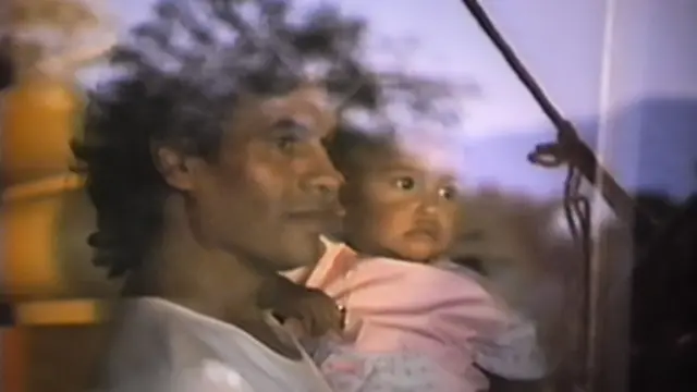 Juan Gabriel cargando a uno de sus hijos