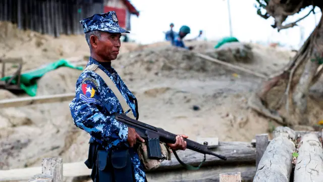တောင်ကုတ်မြို့အနီးတဝိုက် စစ်တပ်က လက်နက်ကြီးနဲ့ ဆက်တိုက်ပစ်ခတ်နေတယ်လို့ဆို