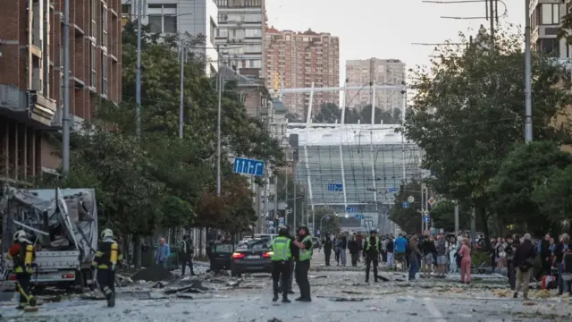 Пошкоджений будинок, місце падіння уламків