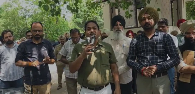 ਸਰਕਾਰੀ ਮੁਲਾਜ਼ਮ ਪ੍ਰਦਰਸ਼ਨ ਕਰਦੇ ਹੋਏ
