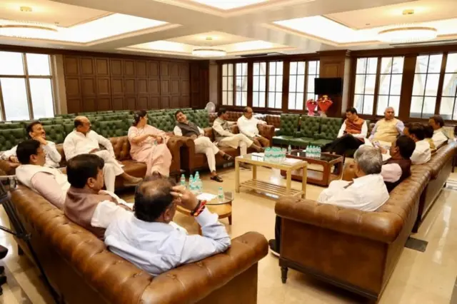 વિજય રૂપાણી, દેવેન્દ્ર ફડણવીસ, મહારાષ્ટ્ર, ભાજપ, નરેન્દ્ર મોદી, અમિત શાહ, એકનાથ શિંદે, શિવસેના, રાજકારણ, બીબીસી ગુજરાતી