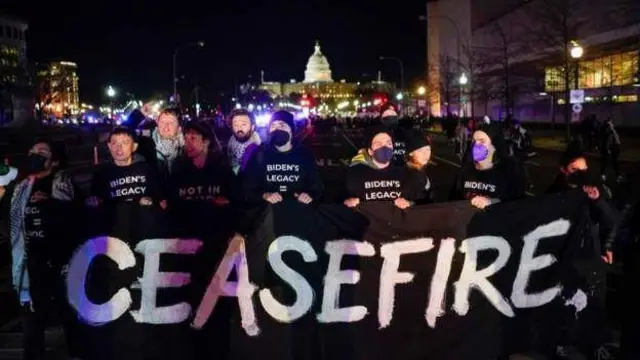 چند صد نفر از معترضان به جنگ در غزه پنجشنبه شب در برابر کاخ سفید تجمع کردند