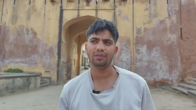 फ़ोटोशूट के दौरान वहां मौजूद स्थानीय निवासी दिनेश कुमार मीणा