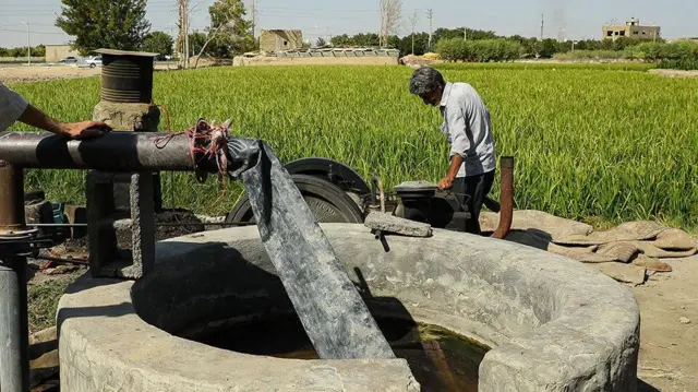 برداشت بی رویه آب از چاه‌های مناطق شهری اصفهان از مهم‌ترین دلایل کاهش سطح آب‌های زیر زمینی و بحران فرونشست است.