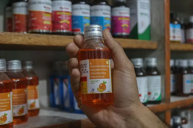 Seseorang menunjukkan obat batuk sirop di sebuah apotek di Srinagar, Jammu dan Kashmir, pada 6 Oktober 2025.
