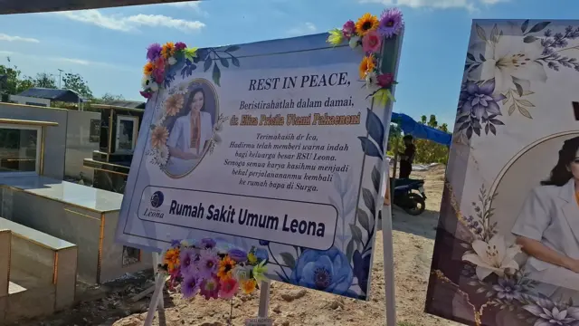 Sebuah karangan bunga kedukaan atas meninggalnya dokter Icha di pemakaman.