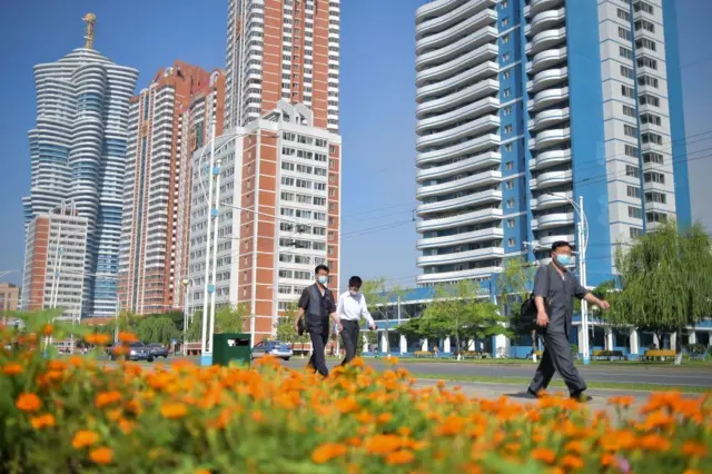 Peatones circulan por la calle de los Científicos de Mirae, en Pyongyang. 