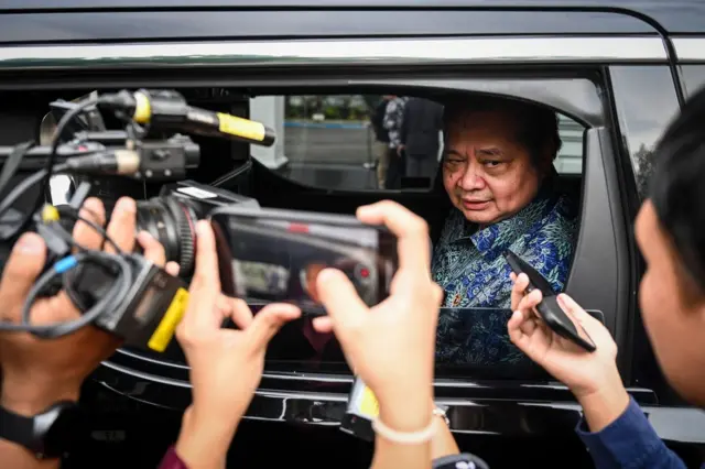 Menko Perekonomian Airlangga Hartarto menjawab pertanyaan wartawan usai mengikuti rapat di Kompleks Istana Kepresidenan, Jakarta, Jumat (22/5/2026).