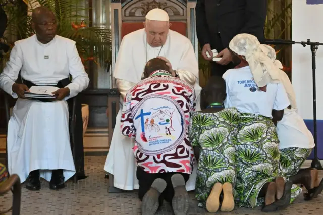 Pape François et victimes de la guerre.