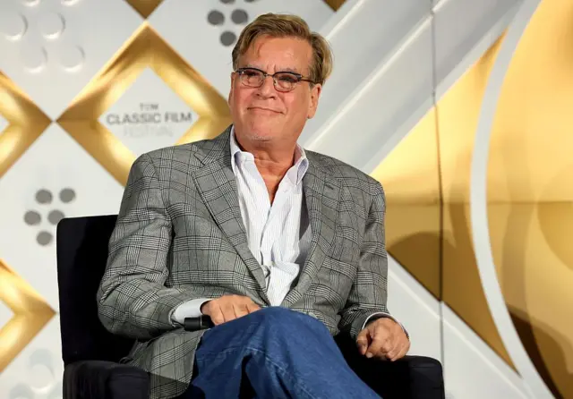 Aaron Sorkin habla en el escenario durante la proyección de "El presidente americano".