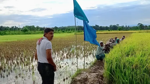 বাংলাদেশের কুড়িগ্রাম সীমান্তের নো ম্যানস্ ল্যান্ডে ১৪ জনকে দেখা যায়, যারা দাবি করেন যে তারা আসামের বাসিন্দা - ফাইল ছবি