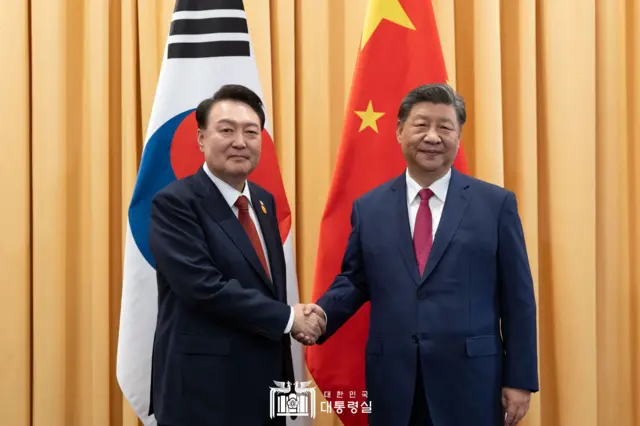 악수하는 윤석열 대통령과 시진핑 국가주석