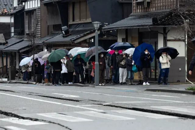 Жер титирөөдөн кийин тамак-аш жана дары-дармек үчүн кезекке турган жапандыктар 3-январь, 2024 жыл