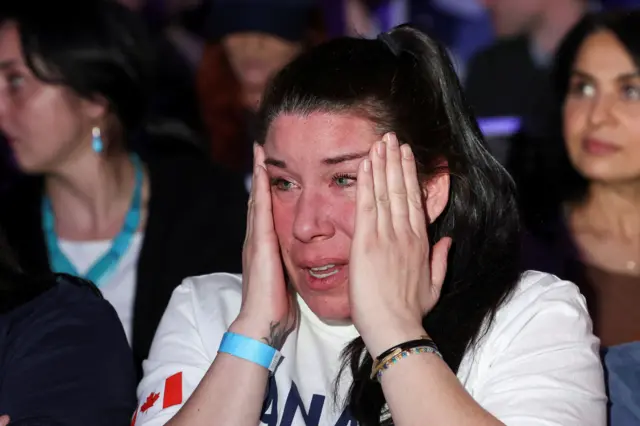 Amanda Mainville, funcionaria y partidaria del líder del Partido Conservador de Canadá, Pierre Poilievre, reacciona mientras los medios de comunicación anuncian la elección del Partido Liberal en su sede de la noche electoral en Ottawa, Ontario, Canadá, el 28 de abril de 2025. REUTERS/Amber Bracken TPX IMÁGENES DEL DÍA