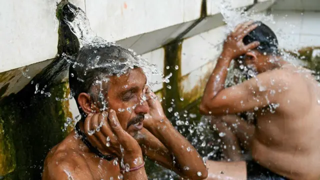 अमृतसर में गर्मी के दिन लोग नहा रहे हैं