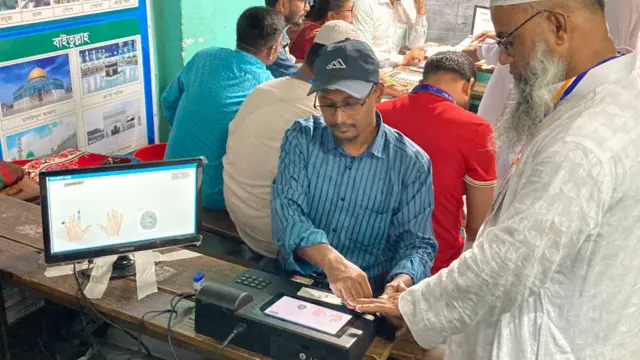 কিছু কিছু কেন্দ্রে, ইভিএমে ভোট দিতে গিয়ে অনেকের আংগুলের ছাপ মিলতে দেরী হচ্ছে