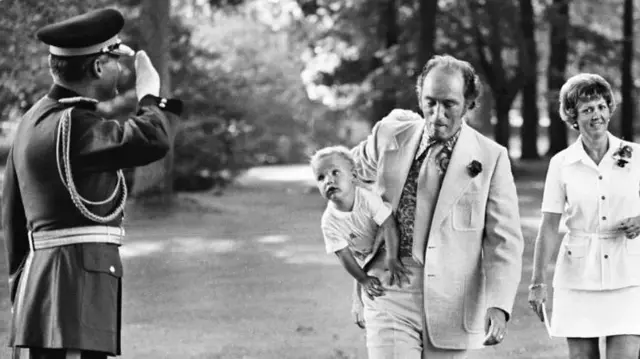 जस्टिन ट्रुडो यांचे बालपण त्यांचे वडील आणि कॅनडाचे माजी पंतप्रधान पियरे ट्रूडो यांच्यासोबत गेले