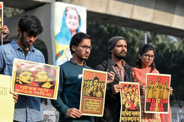  मतदान के बहिष्कार के लिए प्रदर्शन करते ढाका यूनिवर्सिटी के छात्र