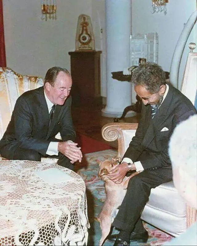 ጃንሆይ ቤታቸው ዉሻ ሲያጫውቱ