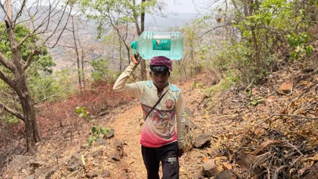 पाण्याची कोणतीही सोय गावात नाही. रस्ता नसल्याने पाण्याचा टँकरही इथे पोहचू शकत नाही.