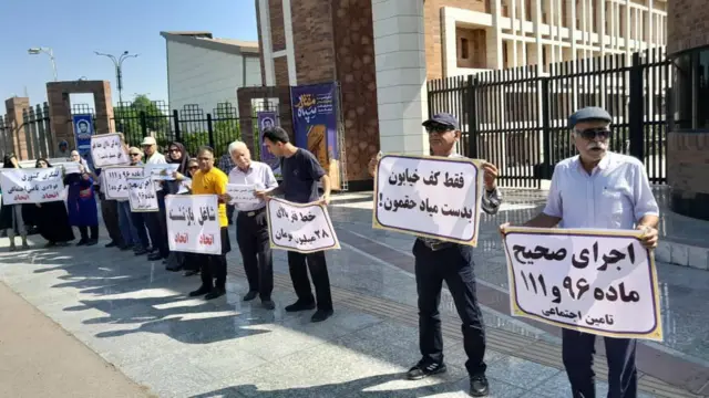 تجمع بازنشستگان «آموزش و پرورش» و «تامین اجتماعی» مقابل استانداری خوزستان