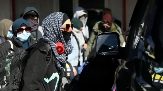 نساء من عائلات أسترالية تعود إلى مخيم روج السوري.