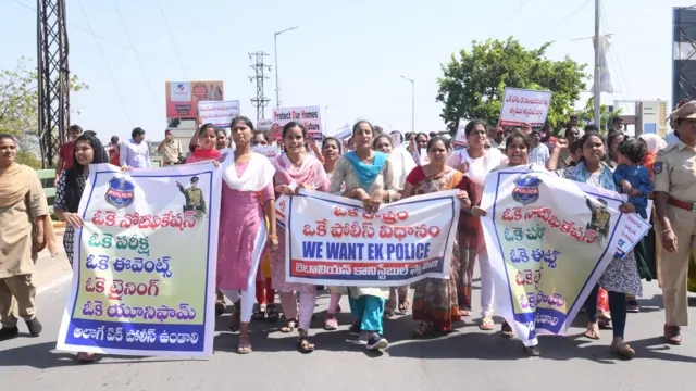 రోడ్డెక్కిన కానిస్టేబుళ్ల కుటుంబాలు