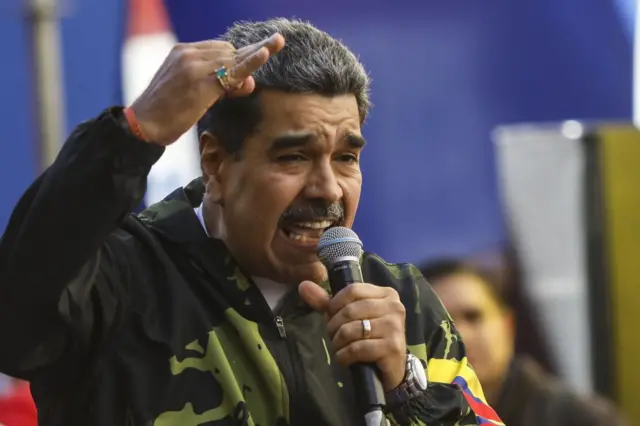 Nicolás Maduro gesticula en un mitin. 