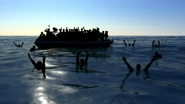 ስደተኞች በመናኛ ጀልባ የሜዲትራኒያን ባሕርን ሲያቋርጡ