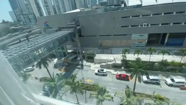 Mehmonxona ichkarisidagi migrantlardan biri olgan fotosurat. Ular ichkarida tutqun sifatida ushlab turilganini aytadilar.