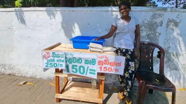 මරදාන නගරය ආශ්‍රිත ව ආහාර අලෙවි කිරීමේ සුළු ව්‍යාපාරයක නිරත වන මානෙල් පෙරේරා