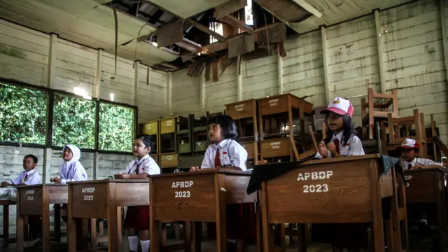 Sejumlah siswa mengikuti Masa Pengenalan Lingkungan Sekolah (MPLS) di SD Negeri 01 Petuk Katimpun, Palangka Raya, Kalimantan Tengah, Senin (13/07).