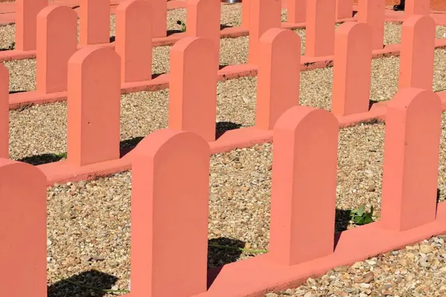 Patricia Miralles dans la nécropole nationale du Sénégalais Tata à Chasselay
Des soldats armés de fusils participent à la cérémonie de réouverture de la nécropole nationale du Sénégalais Tata à Chasselay, en France, le 28 mars 2025.