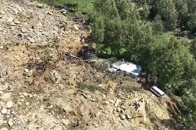 Vista aérea de la aldea cubierta tras un deslizamiento de tierra en Papúa Nueva Guinea.