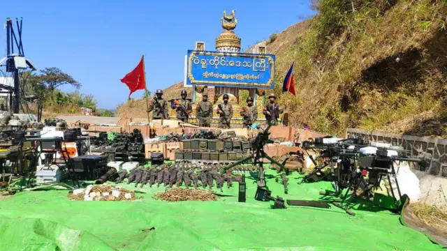 ပဲခူးတိုင်းဆိုင်းဘုတ်နဲ့ ဓာတ်ပုံရိုက်ကူးထားတဲ့ အေအေတပ်ဖွဲ့ဝင်တွေ - ၂၀၂၅ ခုနှစ်၊ ဇန်နဝါရီ ၂၇ ရက် ထုတ်ပြန်ချက် 