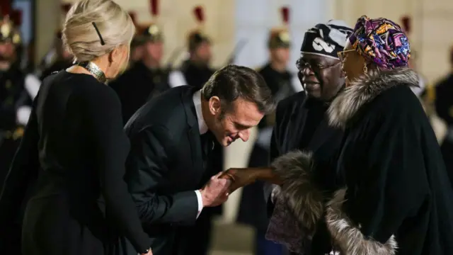 Shugaban ƙasar Faransa Emmanuel Macron yana gaisawa da uwargidan shugaban ƙasar Najeriya Oluremi Tinubu a Paris