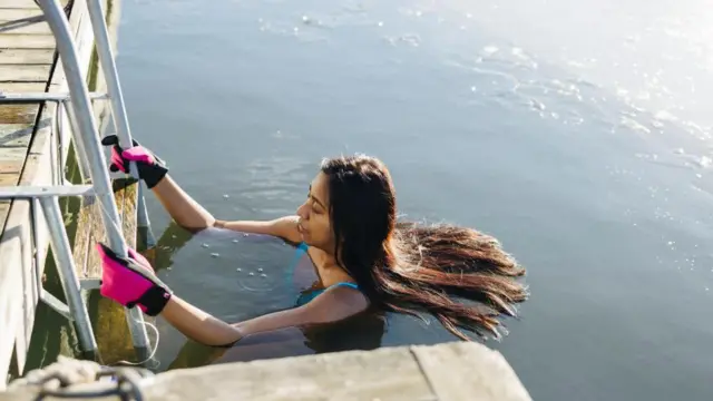 زنی در حال ورود به آب