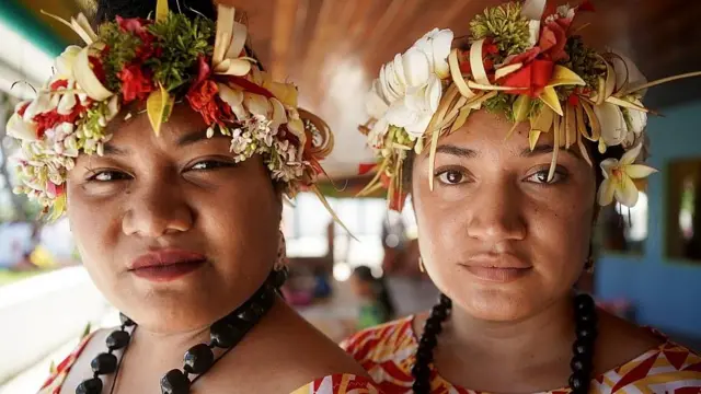 Dos mujeres jóvenes con atuendos tradicionales. Tuvalu