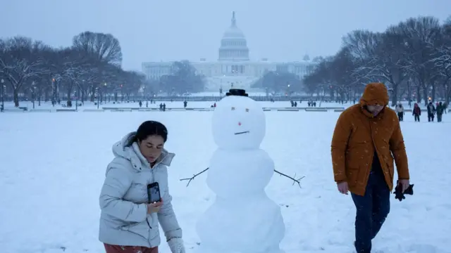 Duas pessoas montando um bonecoroleta decisão onlineneveroleta decisão onlineWashington