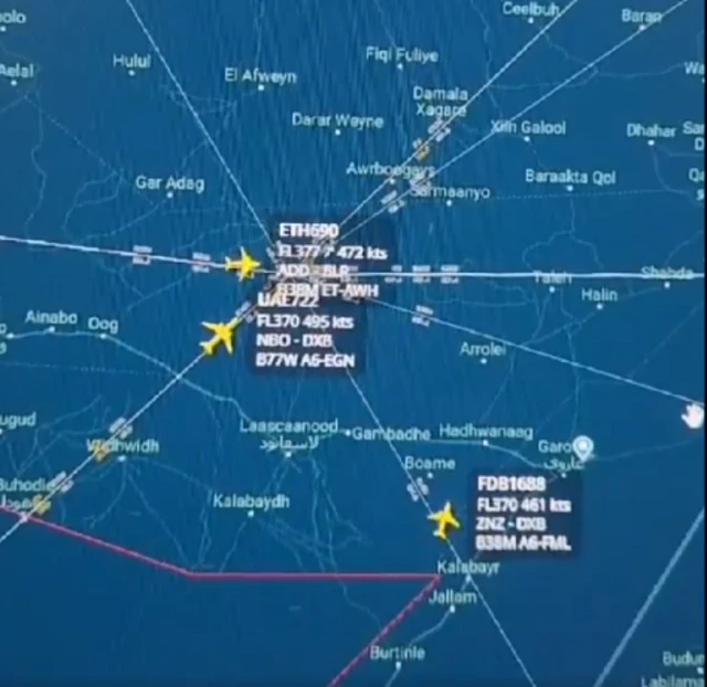 Xiyyaarri Daandii qilleensaa Itoophiyaa bitaa irraa gara mirgaatti balali'aa turee fi Jalaa gara olii kan ka'aa ture xiyyaarri Emireetis lameenuu olka'iinsa faana kuma 37 irratti mul'atu