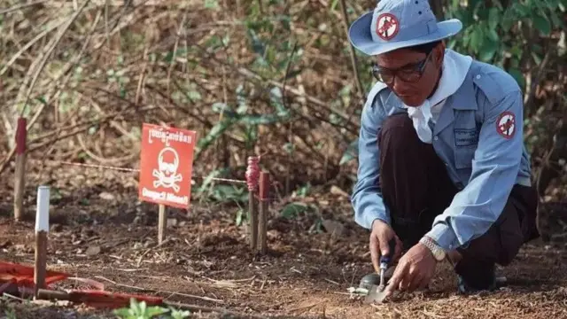 mayın temizlemeye çalışan bir görevli
