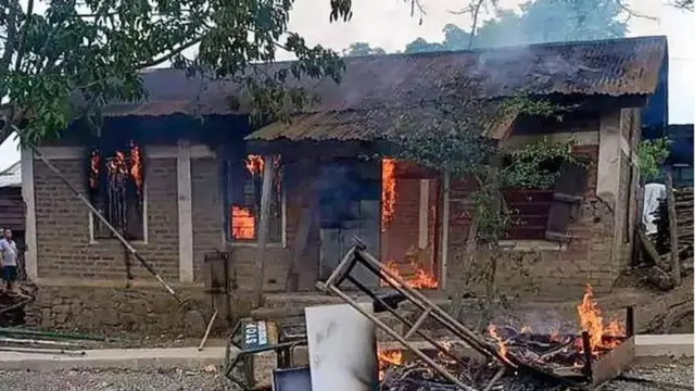 গত কয়েকদিনের সহিংসতায় বহু বাড়িঘর জ্বালিয়ে দেওয়া হয়েছে