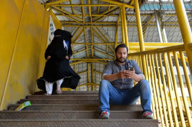 2. इंटरनेट आणि सोशल मीडियावरील बंदी